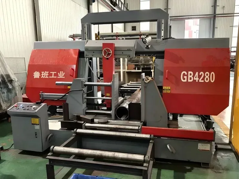 Gia công kim loại – Máy làm việc tại xưởng khách hàng